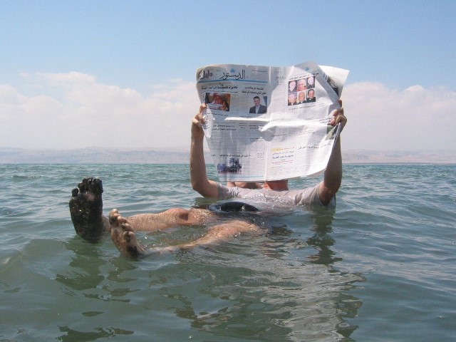 Flotando en el Mar Muerto mientras leo periódico