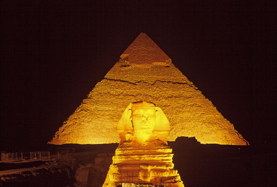 Vista nocturna de la gran pirámide de Giza