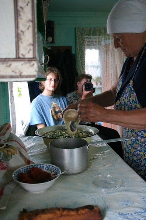 Preparando un plato típico de Rusia